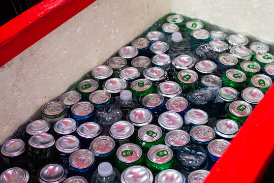 Isopor com latinhas de cerveja vendidas por ambulantes no Carnaval