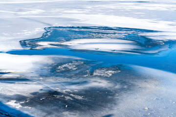 Fototapeta na wymiar Lake with broken ice