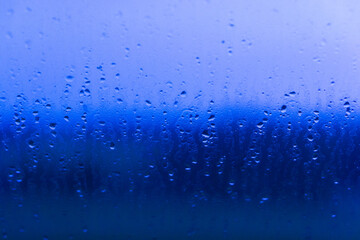 Regen an Fensterscheibe am Morgen