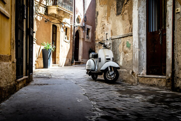 Vespa Motoroller in einer Gasse in Syrakus auf Sizilien, Italien