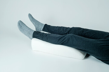 man using a leg elevation pillow