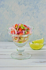 メキシコ料理のシーフードのセビーチェ　ライムを添えて　コピースペースあり　Mexican Seafood Ceviche (Cebiche) served with lime, copy space available