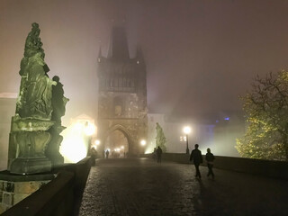 Prager Karlsbrücke im Nebel