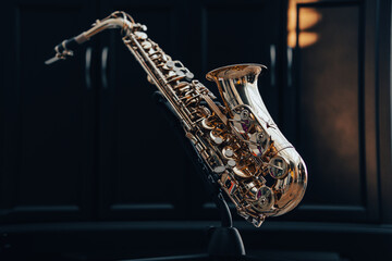 Closeup photo of a gold saxophone woodwind instrument - obrazy, fototapety, plakaty