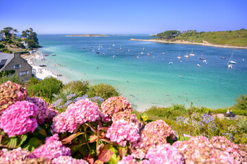 Plage de Béniguet à côté de l'Aber Benoît à marée haute durant une journée estivale avec...