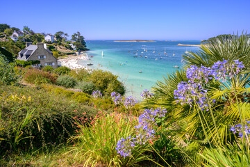 Plage de Béniguet à côté de l'Aber Benoît à marée haute durant une journée estivale avec...