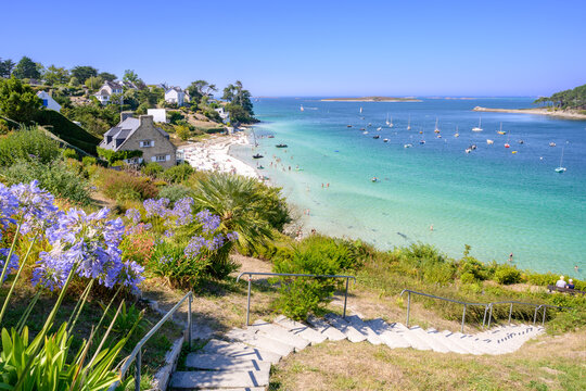 Acc&egrave;s &agrave; la Plage de B&eacute;niguet &agrave; c&ocirc;t&eacute; de l'Aber Beno&icirc;t &agrave; mar&eacute;e haute durant une journ&eacute;e estivale - Saint-Pabu (Finist&egrave;re) en Bretagne