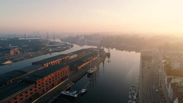 Sunrise through the fog, Media docks L&uuml;beck 