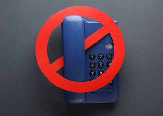Phone with a prohibition sign on a dark background - obrazy, fototapety, plakaty