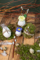 Dekoration zu Ostern mit Eiern und Blumen, natürlich dekorieren im Frühling

