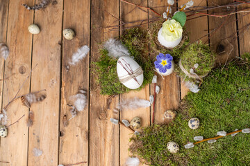 Dekoration zu Ostern mit Eiern und Blumen, natürlich dekorieren im Frühling
