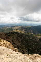 imagen de un paisaje de montañas con nubes en el cielo 