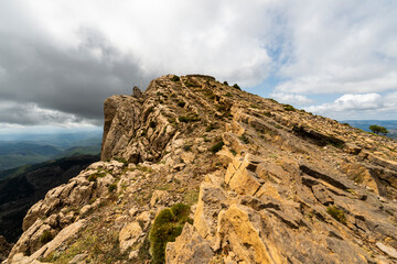 imagen de la cima de la montaña del Peñagolosa, con sus piedras afiladas y el cielo nublado