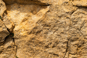 imagen detalle textura pared de piedra cortada con distintas profundidades y grietas 