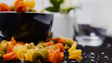 Plato hondo relleno con pasta de vegetales sobre fondo oscuro 