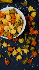 Plato hondo relleno con pasta de vegetales sobre fondo oscuro 