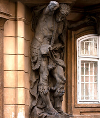 Obraz premium Figura gigantesca de indiano esclavo