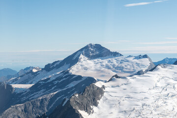 Gletscher und Gipfel aus Fels in den Neuseeländischen Alpen aus dem Flugzeug.