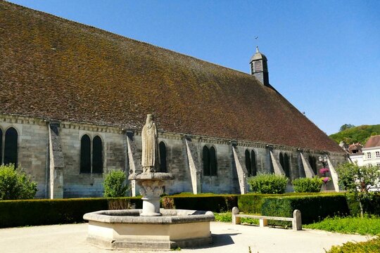 L&rsquo;ancien H&ocirc;tel-Dieu de Tonnerre vu depuis le jardin