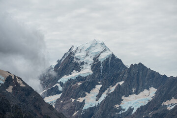 Gletscher in Neuseelands Alpen mit Gipfel und Eis und Urwald.