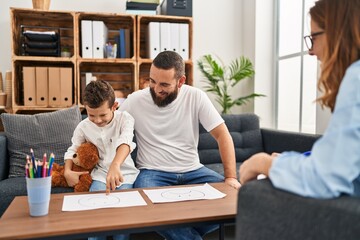 Fototapeta premium Family having psychology session choosing emotion emoji draw at psychology center