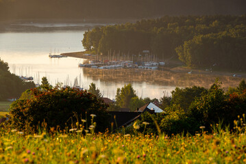 Wschód słońca nad Jeziorem Solińskim obserwowany na Polańczyka, Bieszczady / Sunrise over Lake...