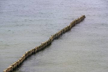 Drewniany falochron na morzu  Bałtyckiego / Wooden breakwater on the Baltic Sea © LukaszB