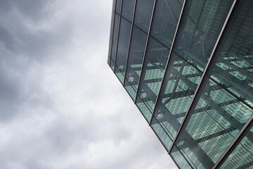 Obraz premium Modern building and cloudy sky in the city