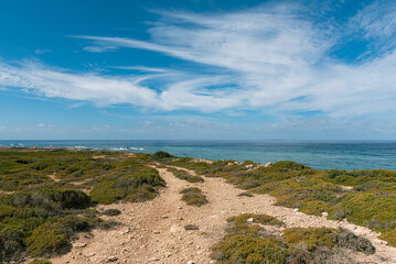 Sardegna, veduta della spettacolare e selvaggia costa di Su Tingiosu, vicino a Cabras, Oristano, Italia, Europa 