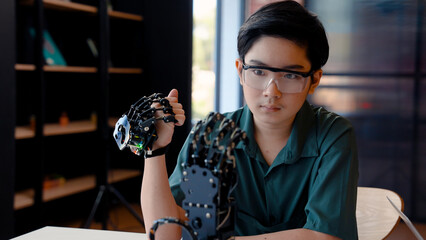 Students wearing wireless controllers move their robotic hands. move your hand test control system Learn about their interests to help people with disabilities in the future.