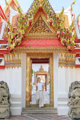Fototapeta premium Tourist in doorway of Buddhist temple