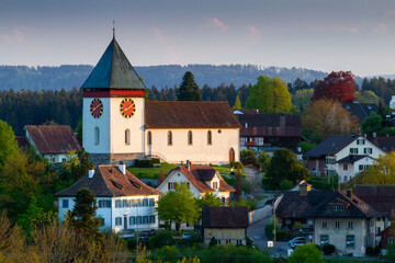 Fototapeta na wymiar Kirche Illnau beim Eindunkeln