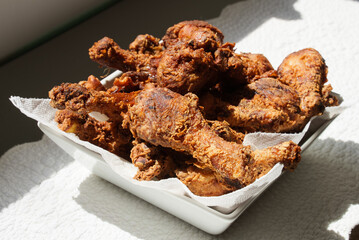 Fresh and delicious fried chicken drumsticks. 