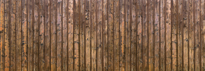 Verwitterte Holzverkleidung aus vertikalen braunen Brettern - Panorama Hintergrund