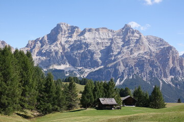 Fototapeta na wymiar Fanes und Cunturines in den Dolomiten, gesehen von der Pralongia-Hochebene