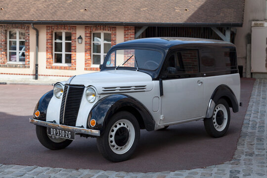 Blakc and white Renault Juvaquatre
