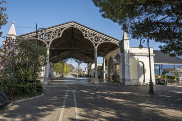 Obraz premium The beautiful Intra landing stage with the iron canopy