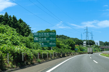 Fototapeta na wymiar 日本の有料高速道路東北自動車道と案内標識