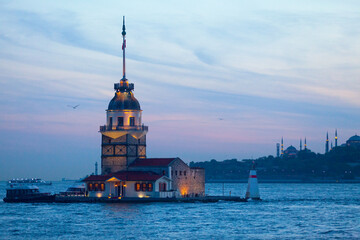 Fototapeta premium Maiden's Tower in Istanbul at sunset
