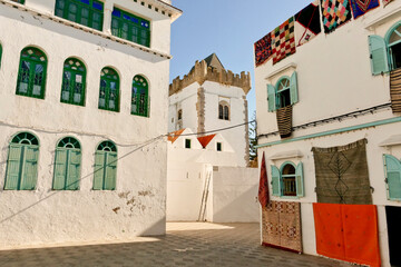 Fototapeta na wymiar Assillah, la perla bianca dell'Atlantico. Marocco. Case bianche con finiture indaco e verde e pitture murali fanno di questa piccola città un esempio di bellezza architettonica