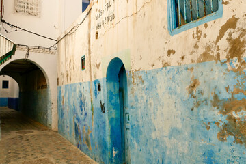 Assillah, la perla bianca dell'Atlantico. Marocco. Case bianche con finiture indaco e verde e pitture murali fanno di questa piccola città un esempio di bellezza architettonica - obrazy, fototapety, plakaty
