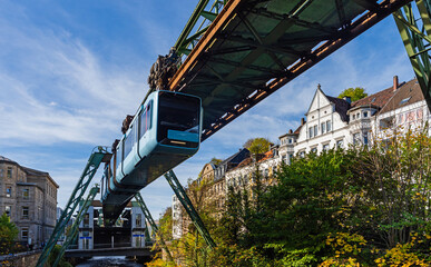 Wuppertaler Schwebebahn im Herbst; Nordrhein-Westfalen; Deutschland