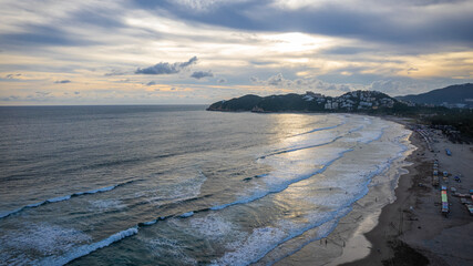 vista aérea de atardecer en playa de Acapulco