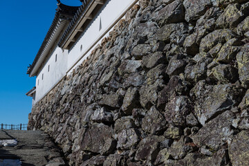 Fototapeta na wymiar 日本　高知県高知市の公園内に建つ高知城の天守閣天守東南矢狭間塀