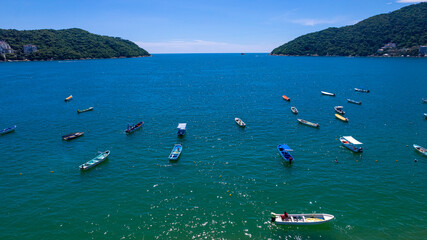 vista aérea de cerca de lanchas en el mar