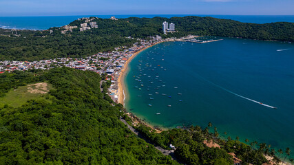 perspectiva aérea de playa de Acapulco y selva