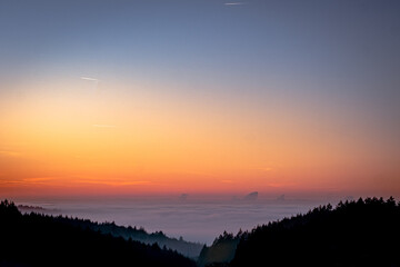 Über den Wolken in der Abenddämmerung