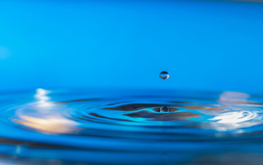 Water droplets on a blue background.Covered with moving water droplets. air bubbles in water and water droplets slightly blurred naturally,Water drop impact