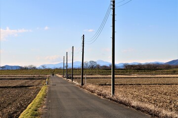 河川に続く道　冬の田舎の風景