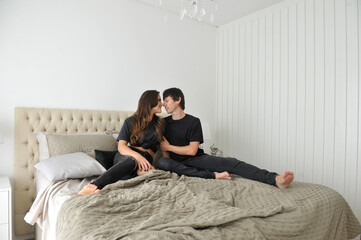 casal apaixonado amando a casa nova, conquista da casa dos sonhos, juntos e felizes 